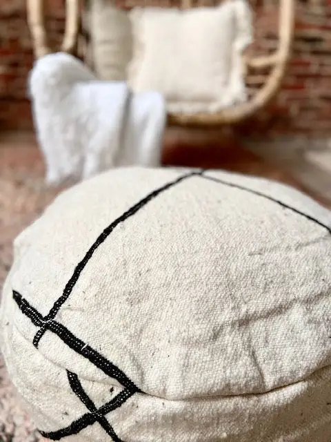 Nasrin Beni Ouarain cushion beige