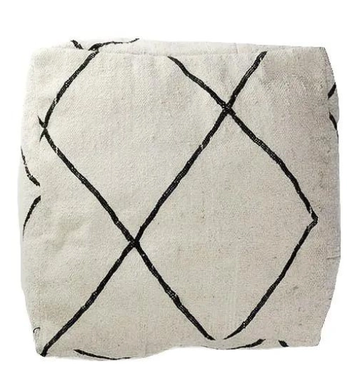 Een vierkant kussen met een witte achtergrond en zwarte kruisende lijnen, geïnspireerd op de ontwerpen van Beni Ouarain - perfect om te combineren met de Vierkante zitzak van Beni Ouarain.